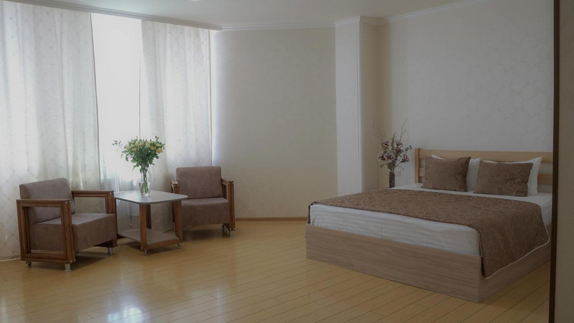 Inga Hotel Jerevan Buitenkant foto